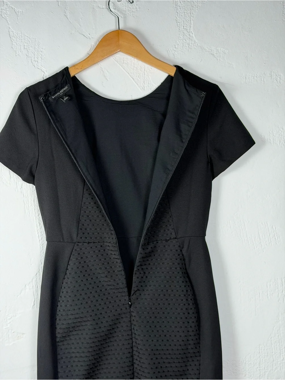 Banana Republic Black Textured Sheath Dress Professional and Classic-4P